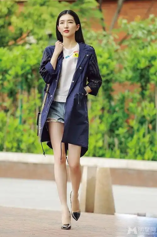 江疏影夏日随性街拍 个性穿搭彰显潮流达人