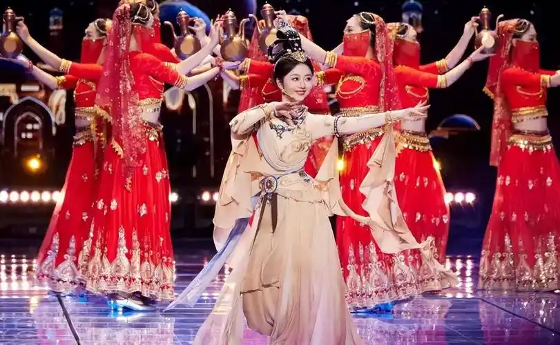 谭松韵展示柔美舞姿,笑容灿烂迷人,俏皮灵动更显少女感_表演_观众