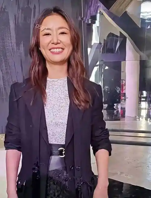 原创林心如脸终于垮了肤色暗沉还满脸皱纹白发根根分明跟路边大妈没