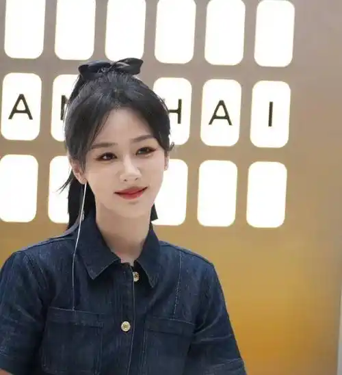 杨紫牛仔裙高马尾造型活动生图路透来了,说实话生图比精修更好看_侵权