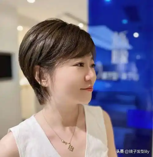 它巧妙地将短发的清爽利落与女性的柔美气质相结合,营造出一种别样的