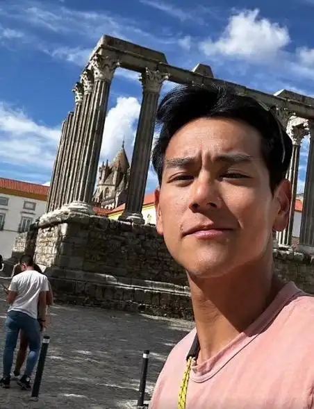 彭于晏:国外被偶遇,面对合影请求时几乎是来者不拒,配合度极高|吴彦祖