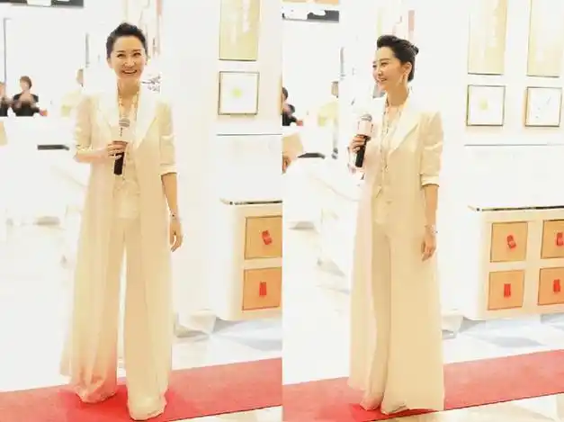 许晴都是奶奶辈的人了,可状态依旧很不错,日常穿简单服装也好看