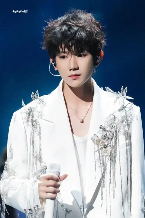 帅气又可爱的小王子 谁看了不想打个招呼@tfboys-王源