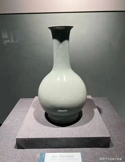 南宋修内司官窑青瓷直颈瓶(穿带瓶)惊现杭州南宋官窑博物馆_展览_工艺