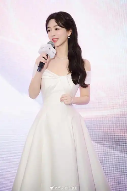 杨紫白色礼服裙长发微卷