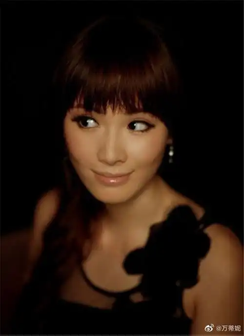 上海smg主持人万蒂妮迎41岁生日 晒青涩旧照惊艳了时光
