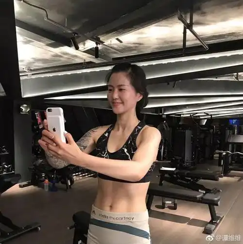 37岁谭维维大秀8块腹肌抽烟喝酒纹身熬夜生活逆袭