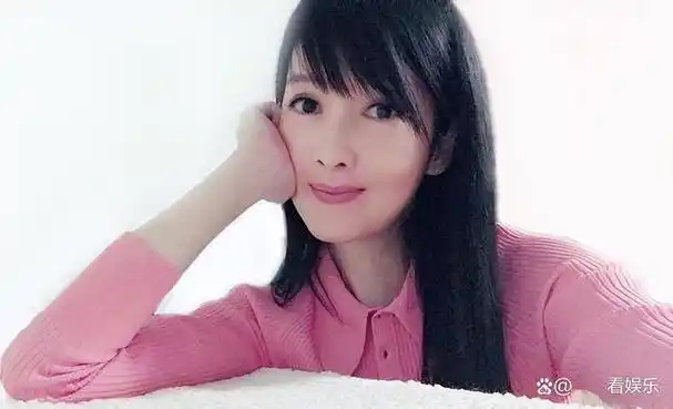 让无数粉丝欣喜的是,周慧敏亲自在社交媒体上分享了一组自拍照片,以此