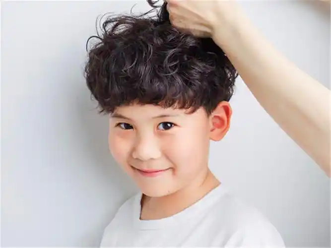 宝宝烫头发型图片大全(萌娃烫发越来越流行) - 赤虎壹号