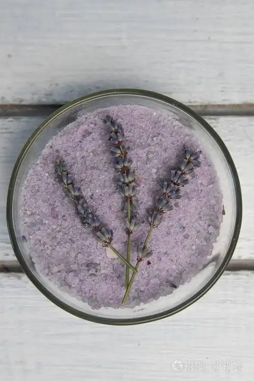 天然草本海盐与芳香薰衣草-完美的放松.化妆品罐和盐瓶,薰衣草花,浴弹