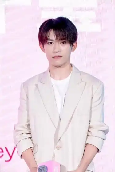 白色西装的易烊千玺你爱了吗?-综艺-完整版视频在线观看-爱奇艺