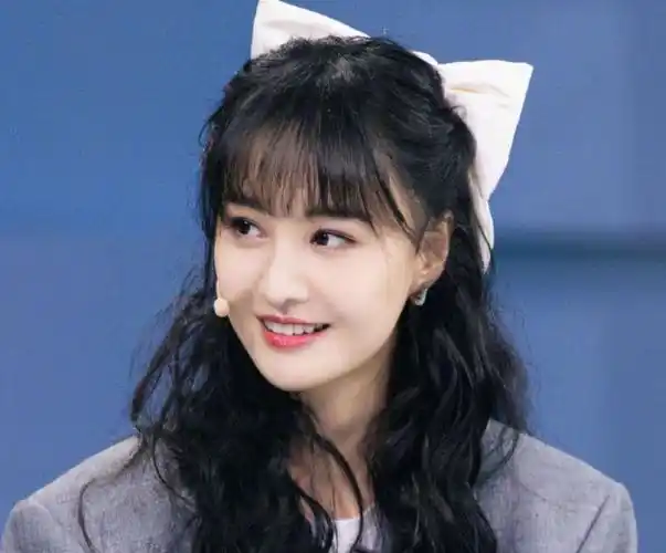 郑爽18岁照片被疯传,当截图放大四倍,这回小说女主有了脸