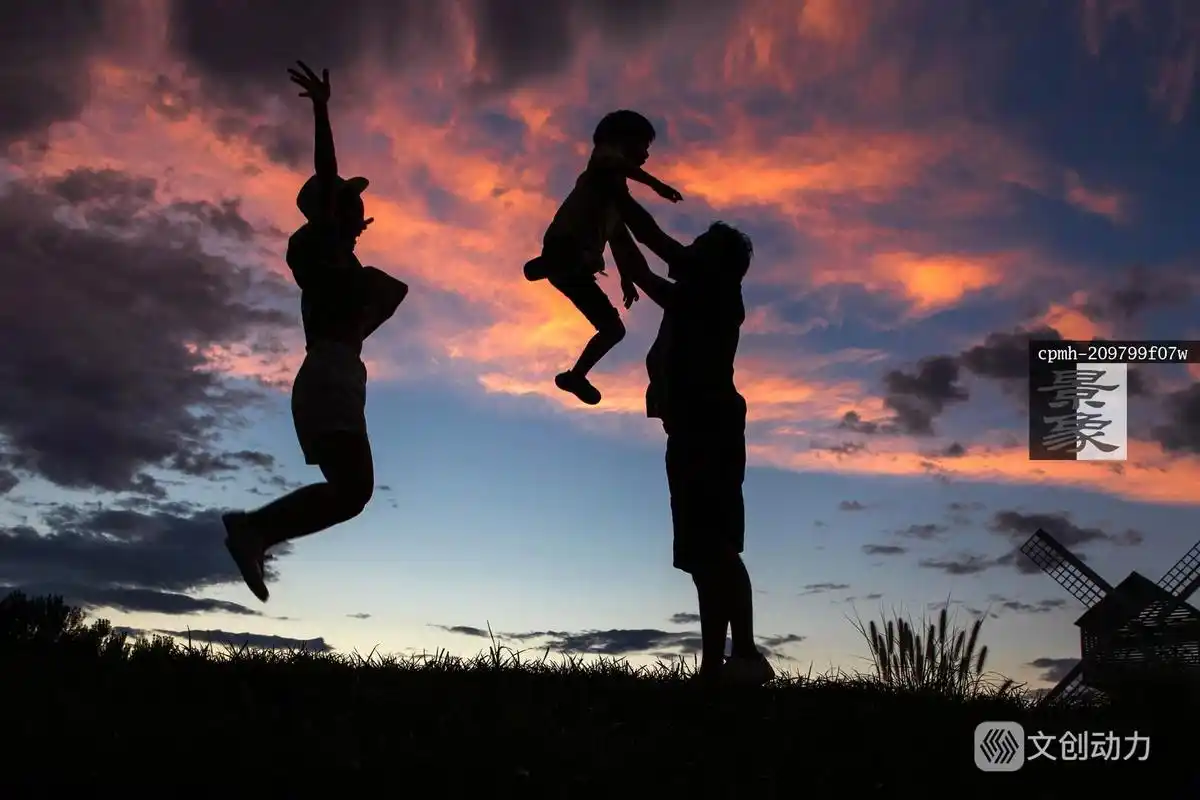 夕阳下幸福的一家三口