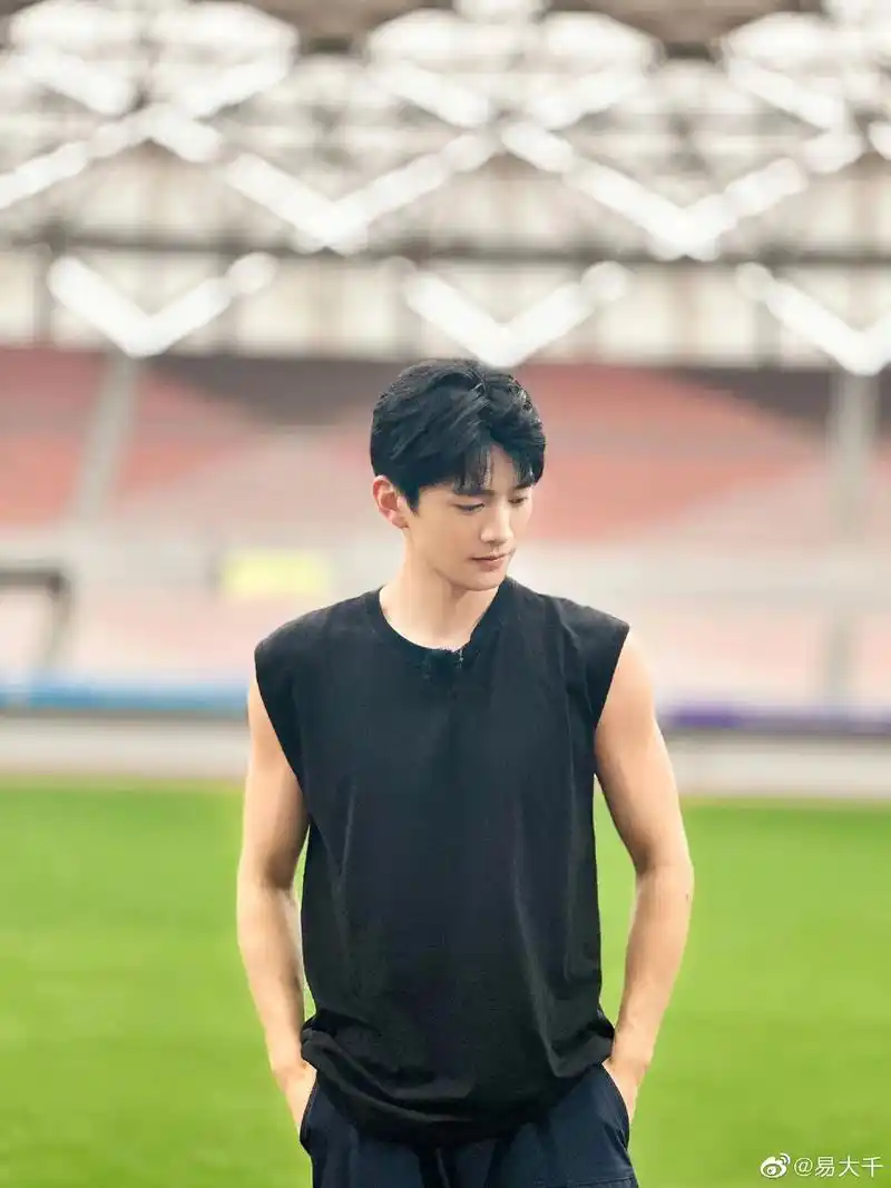 奔跑吧 #易大千 #腹肌 今晚来看有腹肌的大千吧 - 抖音