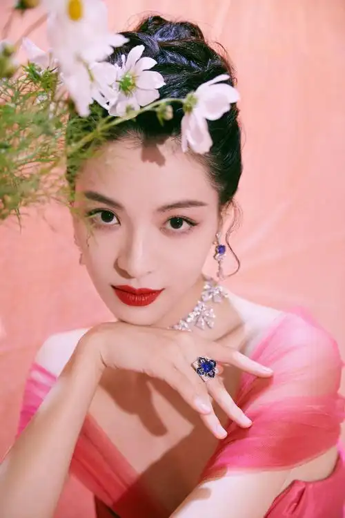 钟楚曦气质太好了吧,玫红色礼裙配蓝珠宝耳环,化身法式女郎