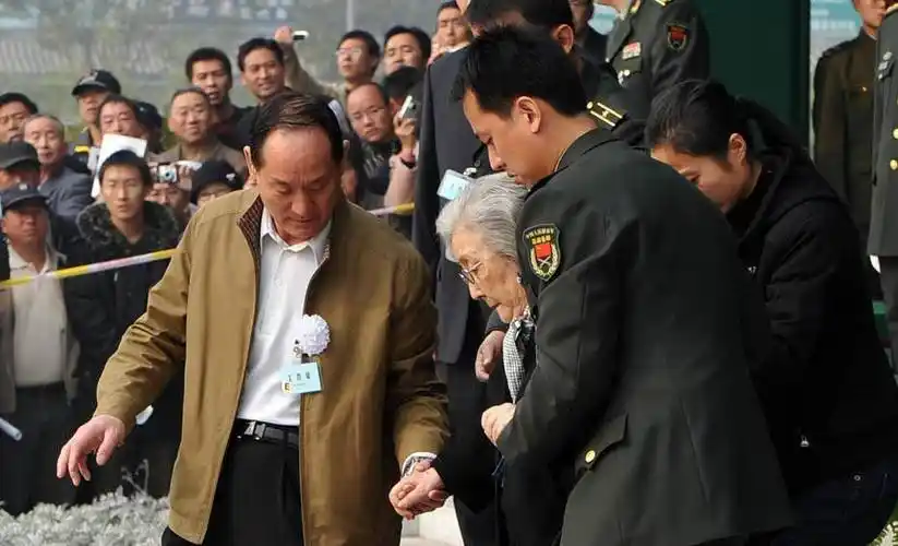 钱学森葬礼:去世次日天降大雪,追悼会规格极高,三军仪仗队抬棺