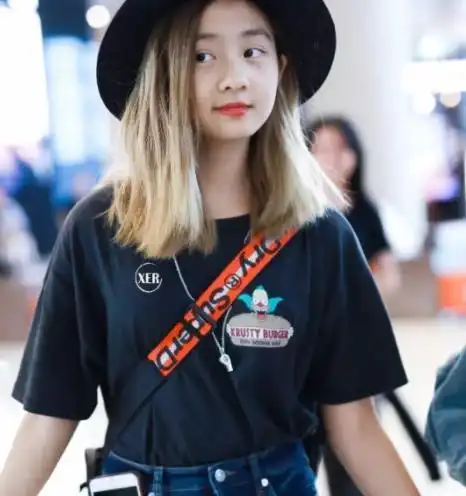 近日,黄磊的女儿黄忆慈在社交平台上晒出了一组短发自拍,照片中的她