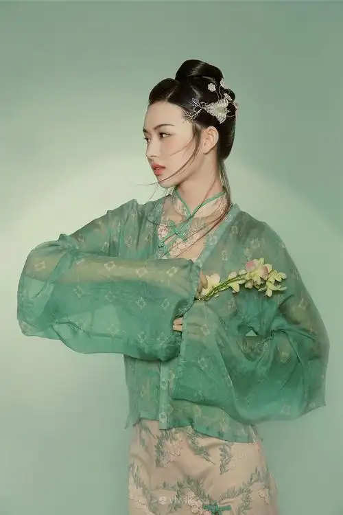 拿着兰花的古装美女图片