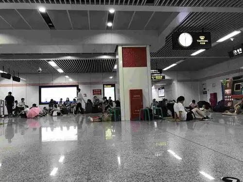 郑州博学路地铁站惊魂一夜:百余人被困十余小时,救援队划船接人