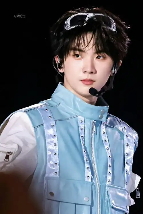 马嘉祺超话#马嘉祺楼永一#  马嘉祺的长相可甜可苏,既可以展现出可爱