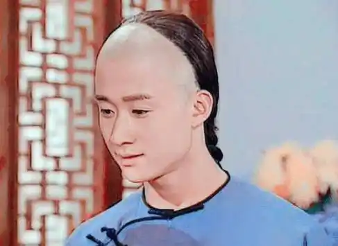 他是白美美的阿飞从小的锻炼让吴京有了优于常人的体质,但年轻时候的