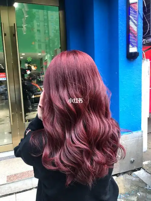 棕红色_红棕色_庭院_时尚_发型