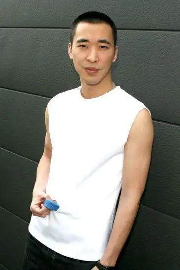 黄立行克服惧高症 垂降五层签售卡到"那儿"