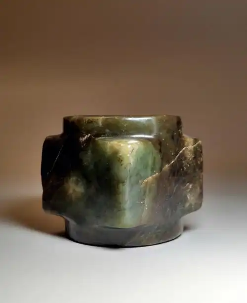 6厘米,重319克齐家文化玉琮,原玉色为碧绿色,受褐色沁,沁色呈斑斓之色