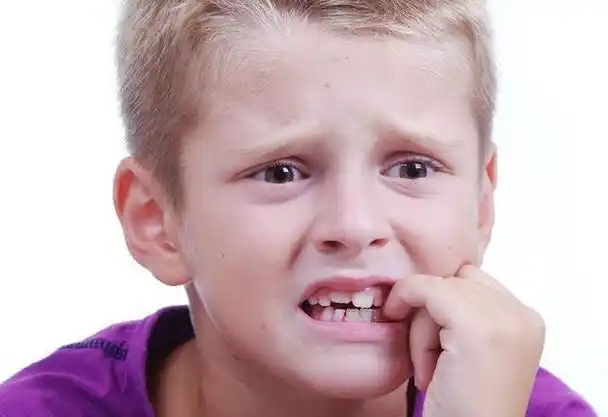 孩子总爱咬指甲,并非缺少维生素,真正的原因宝妈要知道