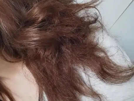 沙发就是发质分类中的干性发质,也是与生俱来的,沙发发质的头发是弯曲