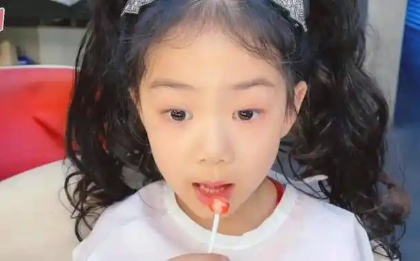 原创戚薇带女儿工作5岁lucky翘着脚吃棒棒糖李承铉投喂蛋糕画面超甜