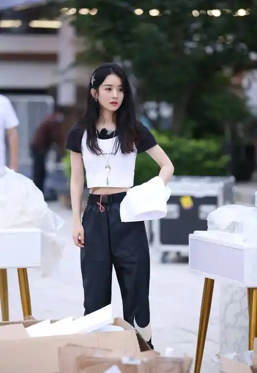 赵丽颖为李冰冰庆生,差14岁如姐妹,休闲装扮减龄_黑色_网友_长裤