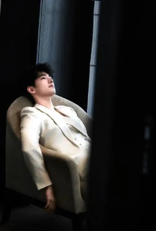 杨洋汉玉白西装造型##杨洋乳酪色西装