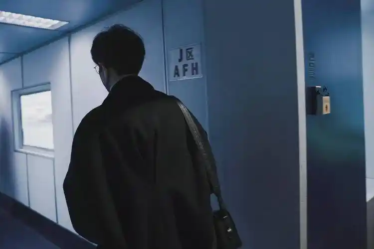 肖战背影合集:你追世界,我们追随你的背影_守护_故事_可靠的