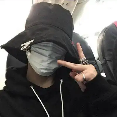 手机挡脸的帅气男生头像图片