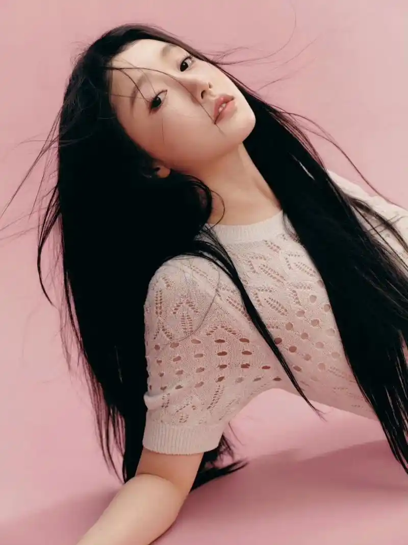 姜贞羽一袭白色连衣裙,清新优雅迷人尽显.#明星穿搭# #姜贞羽