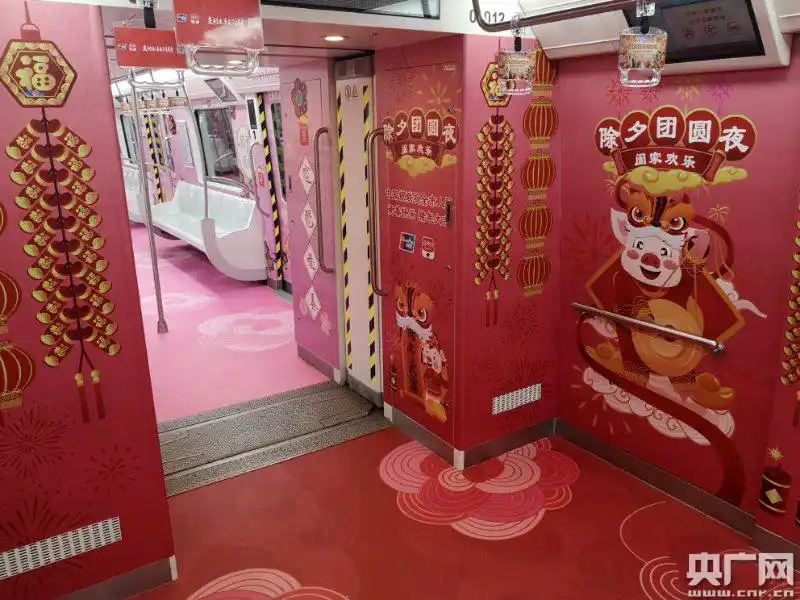 大连地铁上线"2019金猪纳福"主题车厢