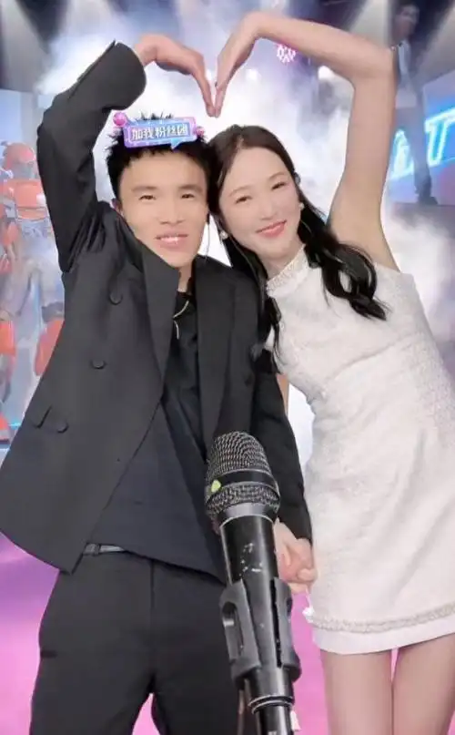 千万网红imp小鬼官宣恋情直播间亲吻小杨哥旭宝送祝福