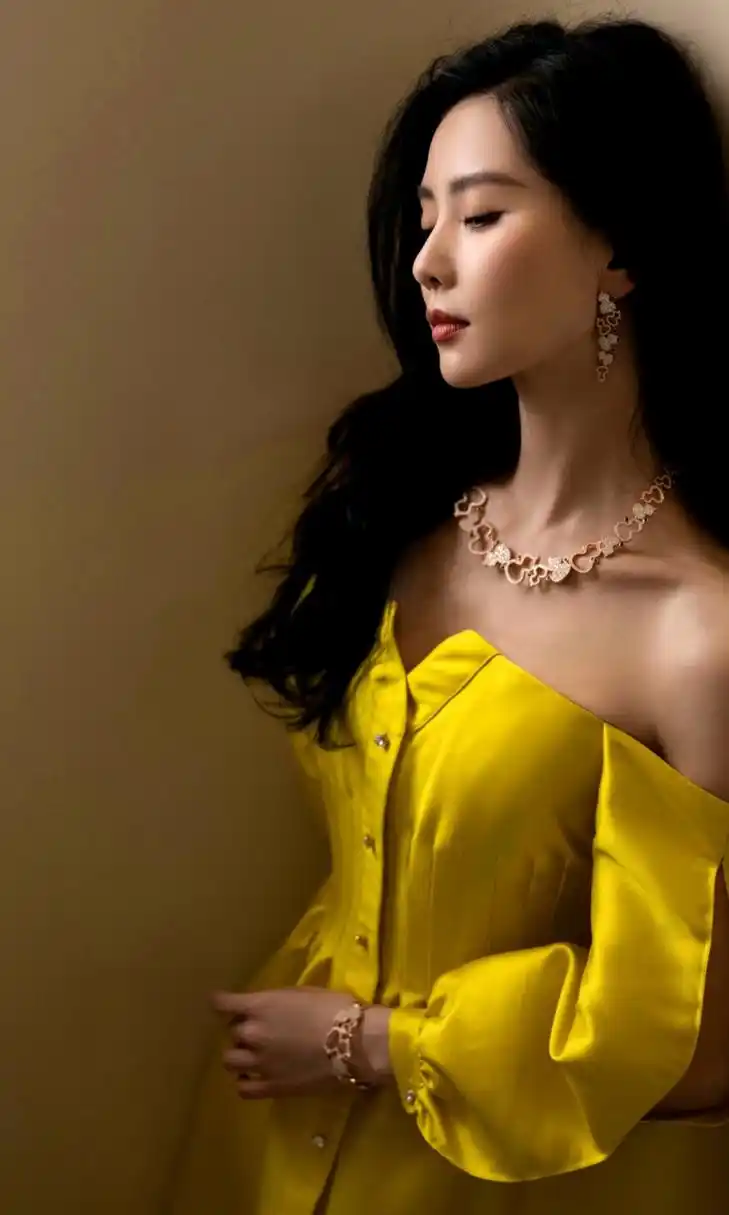 刘诗诗一袭黄裙,搭配微卷长发,清新优雅,温婉秀丽,浑身散发着迷人的