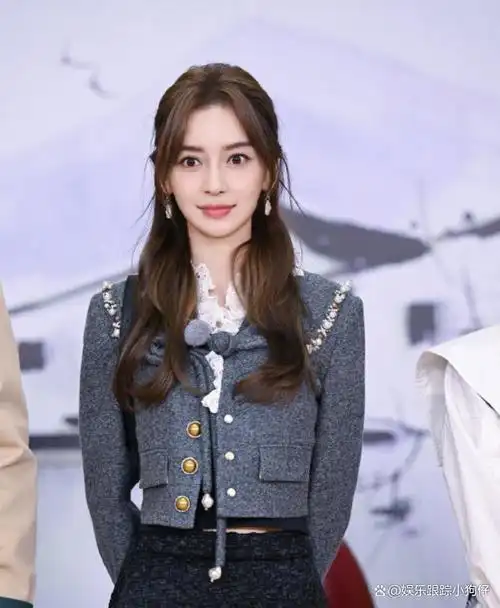 杨颖自从疯马秀的事情之后,就很少出现在镜头面前,一直陪在孩子身边.