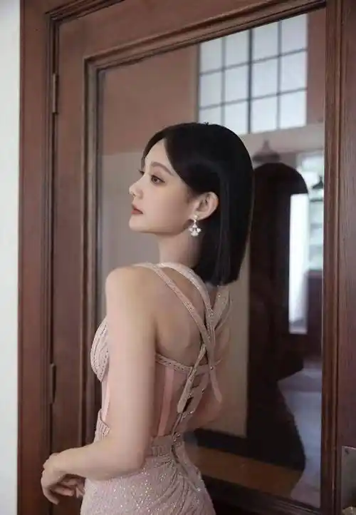 李一桐的身材被低估了,她挑战粉色低胸连衣裙秀出曲线,真是有趣_的