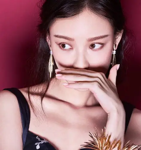 倪妮最新时尚大片 佩戴蒂芙尼珠宝展现优雅魅力