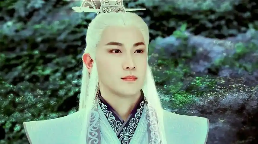 这是张智尧突破演技的一部戏,一头白发打扮仍难挡他的帅气,演技也很好