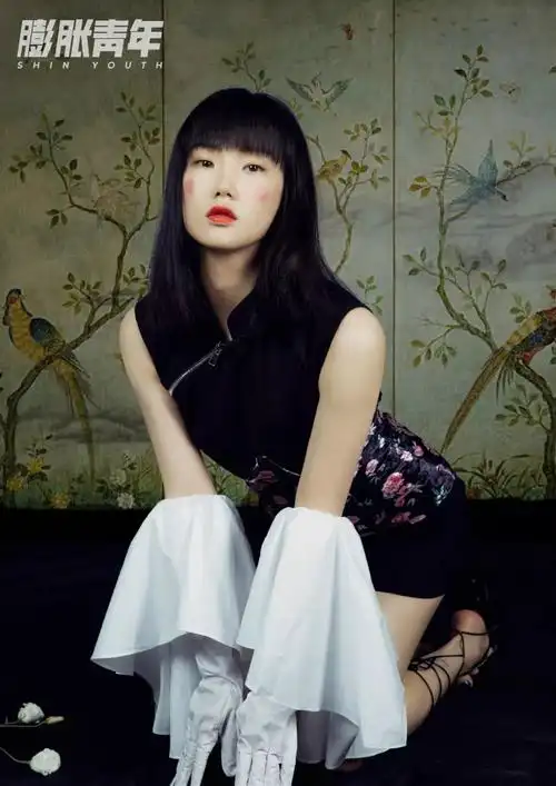 yvmin鞋子:pinkpunkplank连衣裙:密扇黄龄的厉害之处就是,不论是飘逸