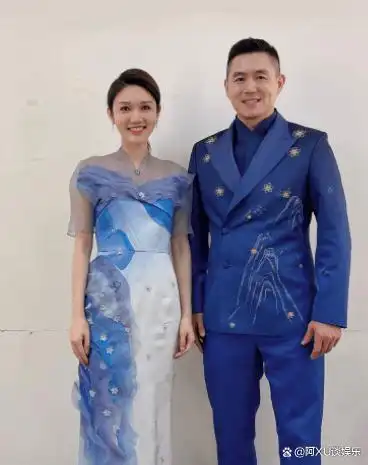 央视龙洋指压板上跳绳!穿破洞裤长腿纤细