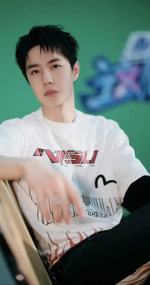 王一博简洁黑白t叠搭造型##王一博这就是街舞5