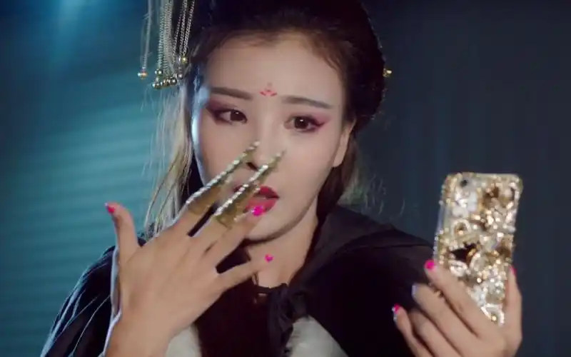 漂亮女鬼为吸食男人精气,竟学会了开直播,宅男贪恋美色无一幸免