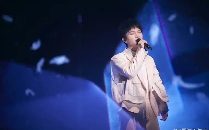 周深江苏卫视跨年晚会唱泰坦尼克号主题曲我心永恒