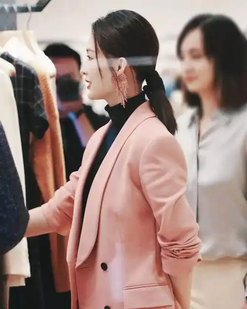 李沁穿搭太有少女感了粉色西装搭配粉色流苏大耳环精致又优雅